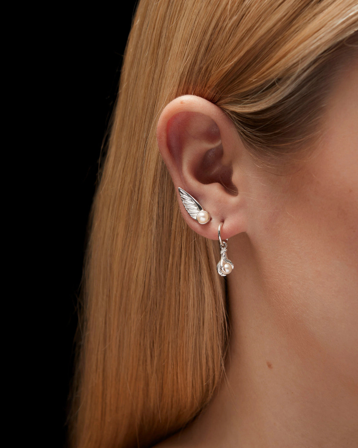 TINY CLAW PEARL EARRING
