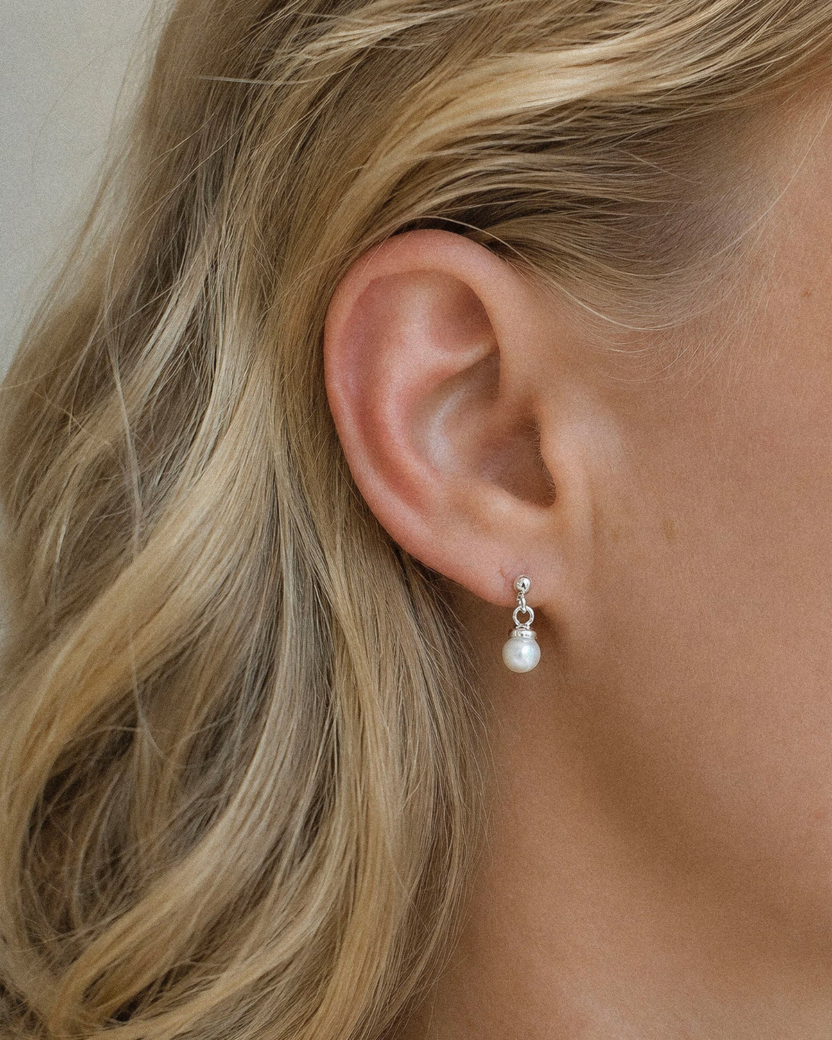 Petite Pearl single hanging studs