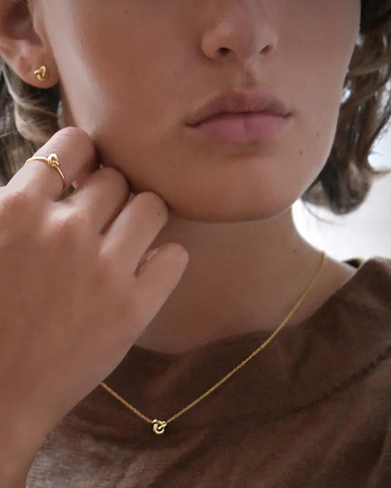 Le Knot drop necklace gold