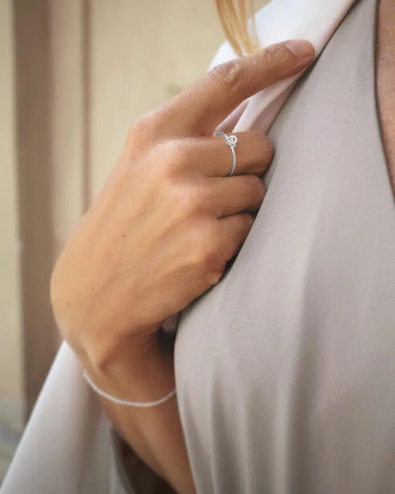 Le Knot drop ring