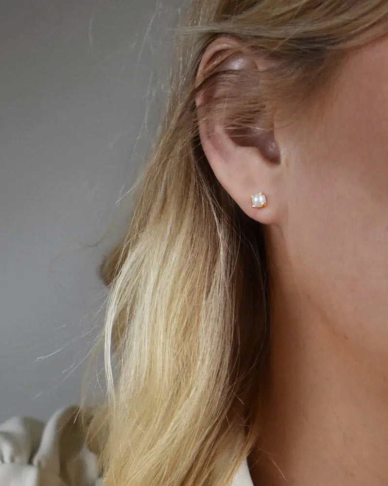 Petite Pearl studs gold
