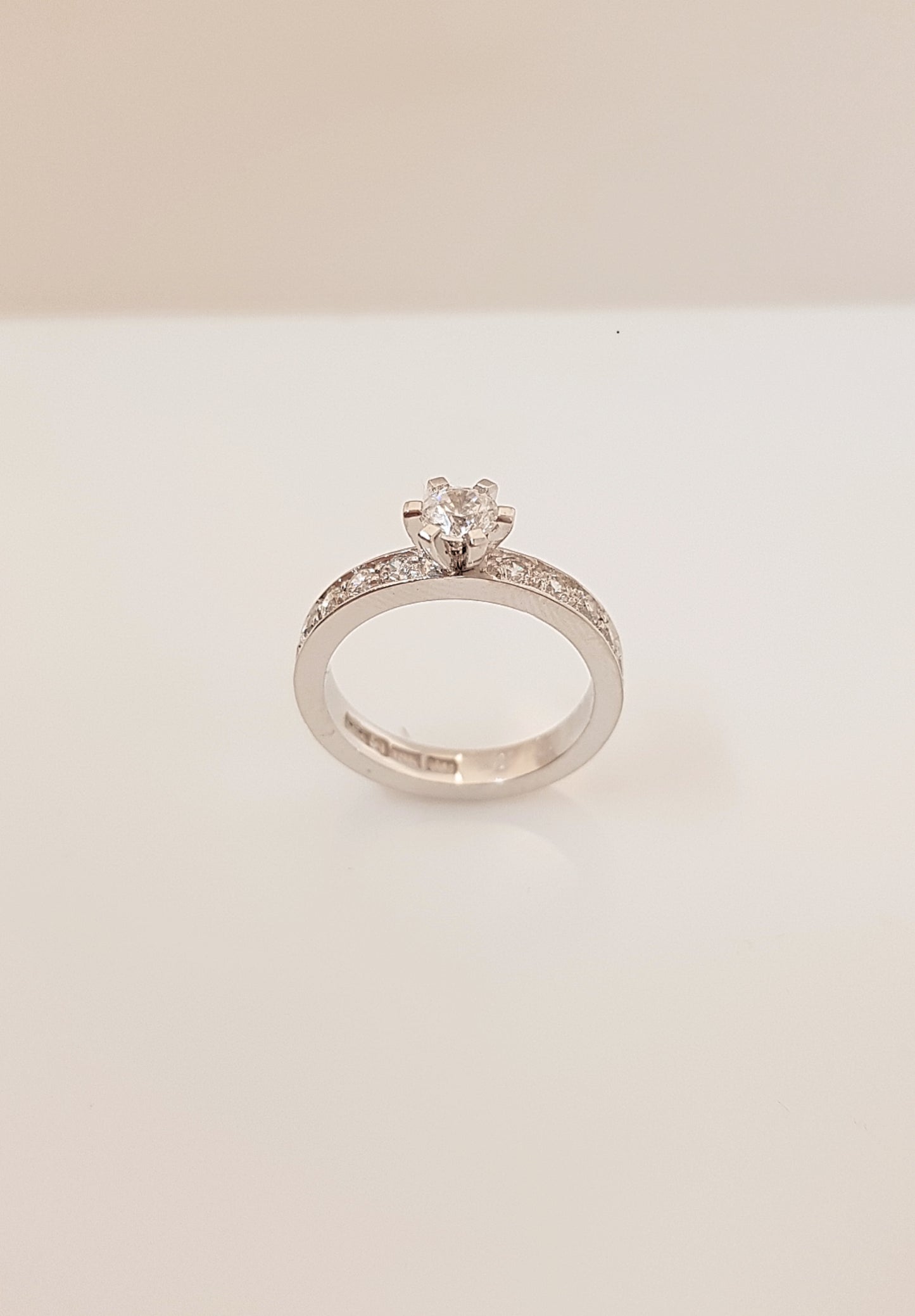 Rebecka 0.30ct + 10x0.04ct
