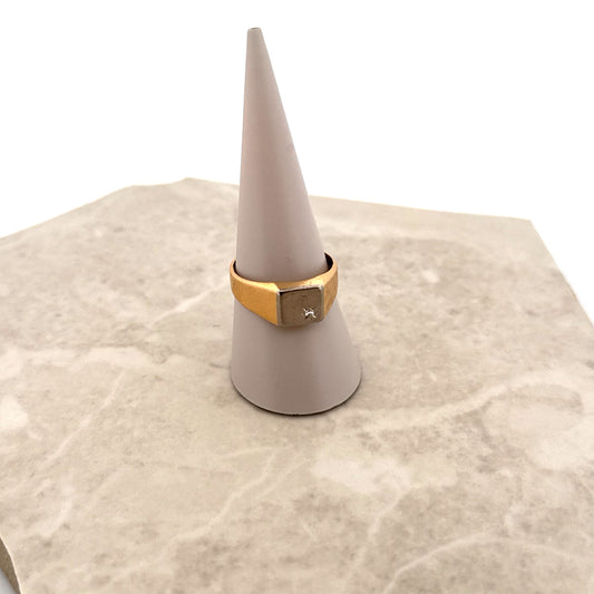 Second hand . Ring