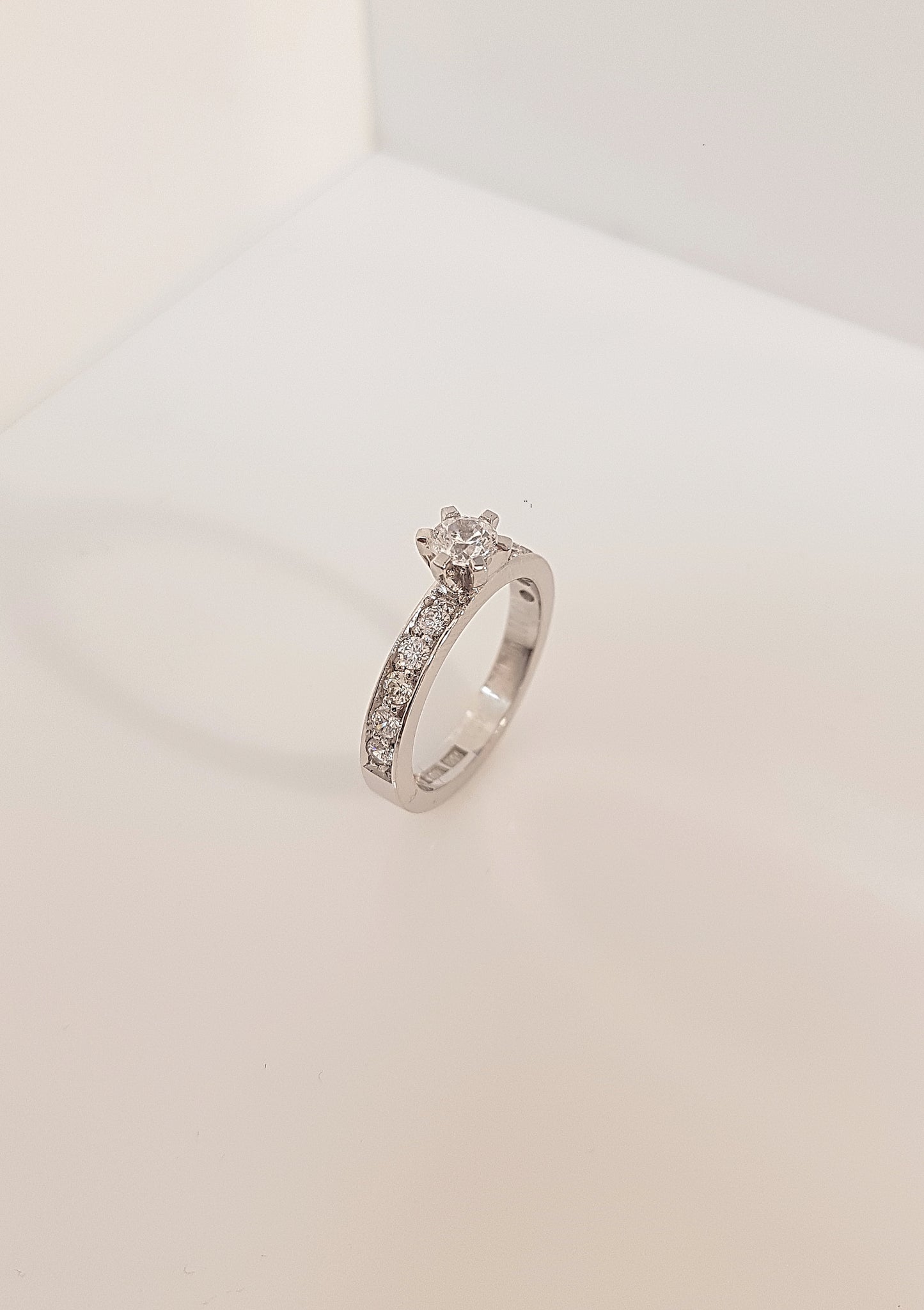 Rebecka 0.30ct + 10x0.04ct