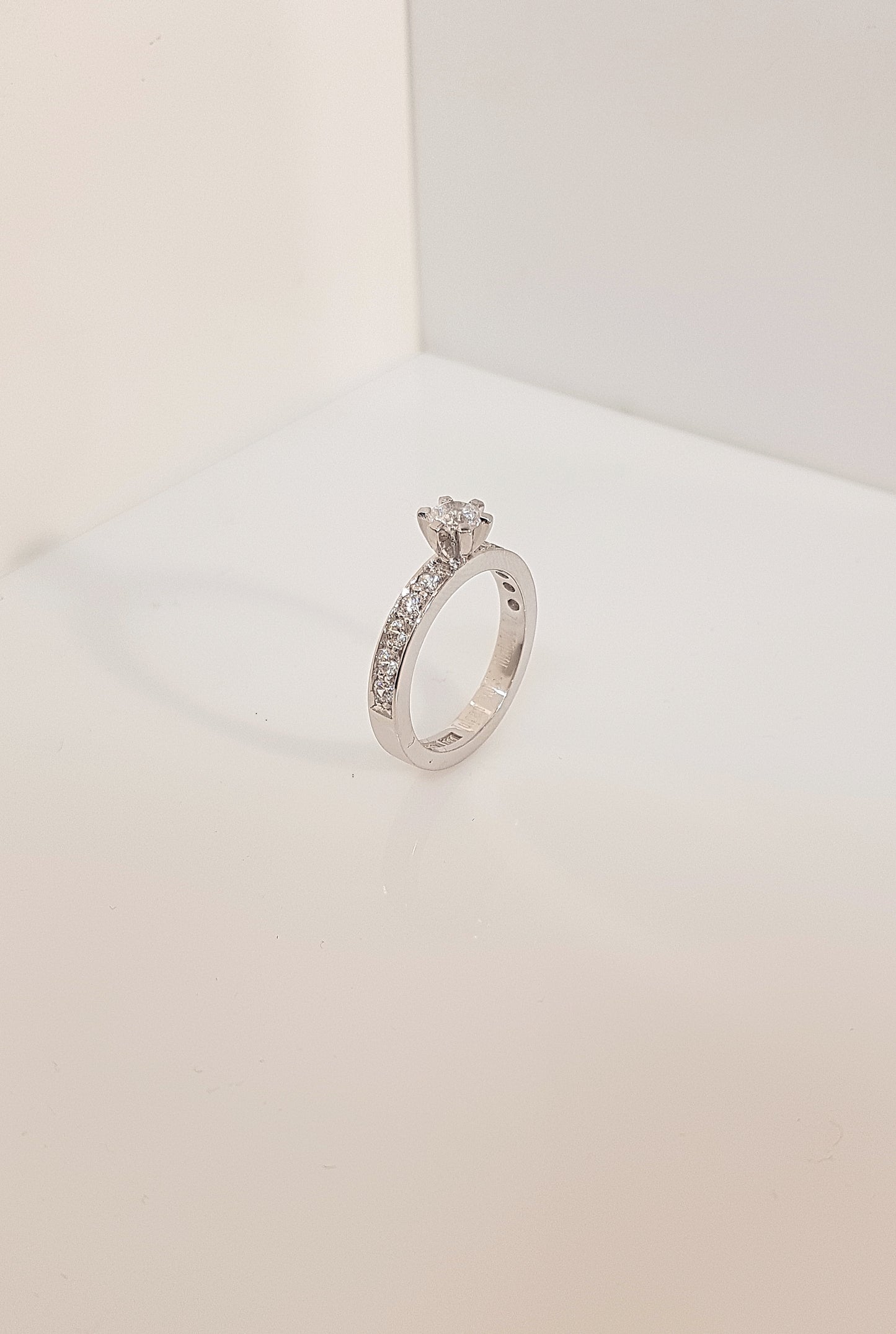 Rebecka 0.30ct + 10x0.04ct